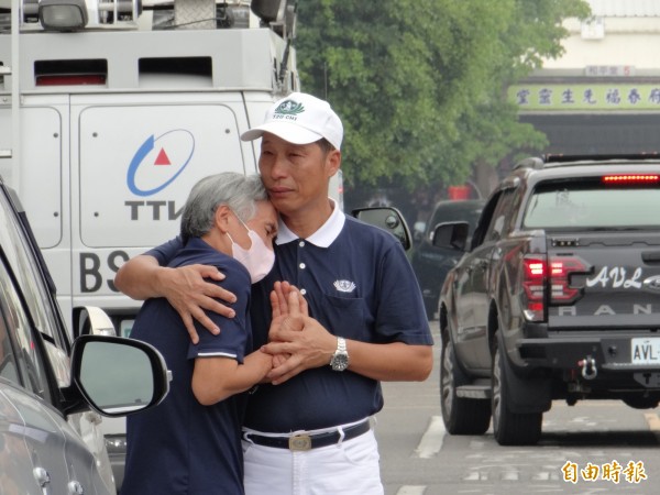 葉家豪父親泣不成聲，倒在連忙安慰的慈濟人員胸懷。（記者王俊忠攝）