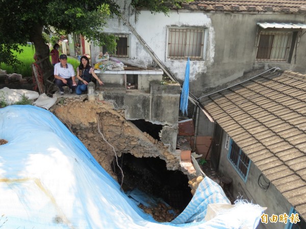 成功嶺成功東路的上邊坡住戶基地崩坍，市議員吳瓊華要求市府儘快補強（記者蘇金鳳攝）