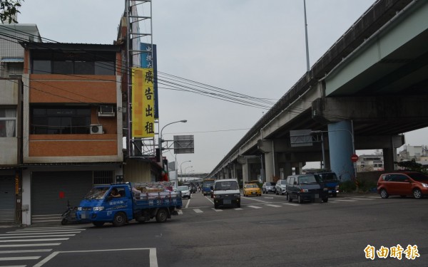 霧峰區中投西路右轉太明路，每逢上下班車輛大排長龍，市議員吳瓊華建議調整燈號改善。（記者陳建志攝）