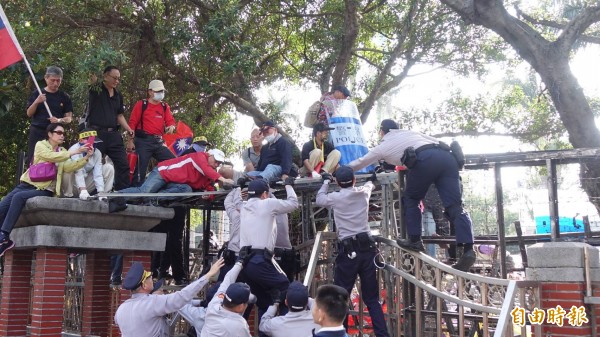 警方阻止抗議民眾進入立法院。（記者劉信德攝）