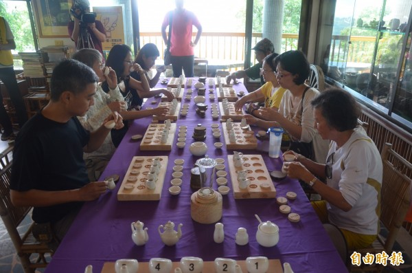 台東鹿野高台茶區推出獨創的「逗茶」桌遊，讓民眾透過遊戲也能靜下心來學茶知識。（記者王秀亭攝）