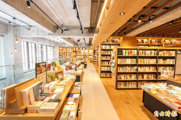 日商蔦屋書店台中市政店空間規劃非常明亮。（記者黃鐘山攝）