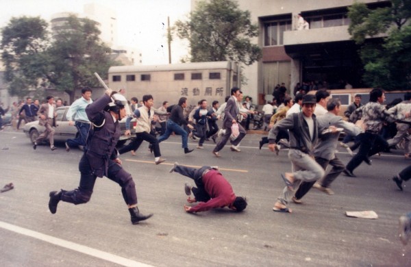 攝影工作者許村旭在1990年時，拍下台北立法院前抗議民眾遭警察毆打驅離的畫面。（許村旭提供）