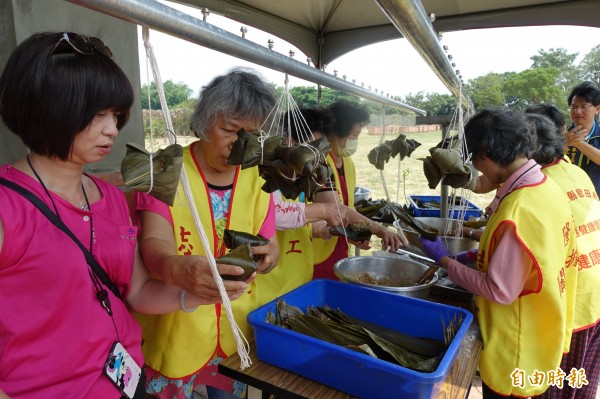 義工媽媽都是千中選一的包粽高手，與清潔隊員、眷屬通力合作包粽子。（記者楊金城攝）