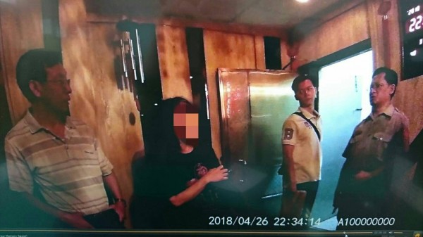 便衣警員（白衣者）闖入店內被其他男客以為「插隊」。（記者王捷翻攝）