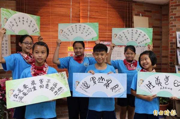 「蛻變：屏東縣立大路關國民中小學書法成果展」在高樹鄉立圖書館舉行。（記者羅欣貞攝）