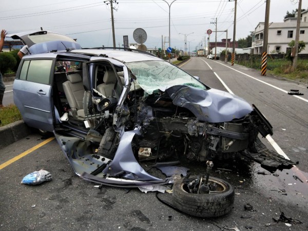 宜蘭縣頭城鎮台2線北上141k發生一起休旅車自撞事故。（記者林敬倫翻攝）