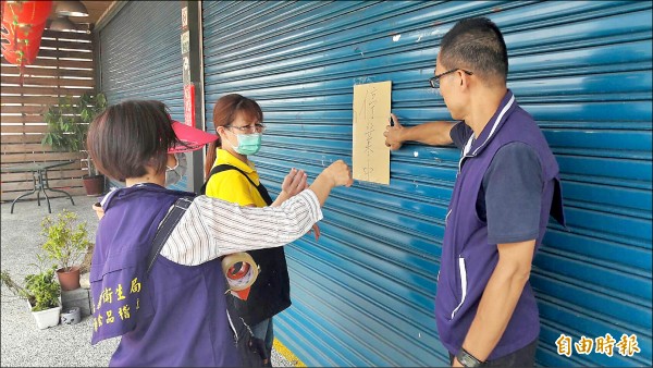 衛生局人員責令豆奶攤民雄店暫停營業。（記者林宜樟攝）