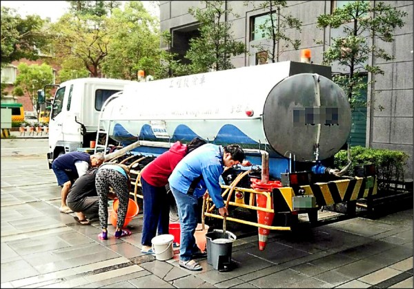 台水在停水期間將調派加水車巡迴送水，車上也配有軟管直接給水，供民眾方便取用。（資料照，記者蔡淑媛翻攝）