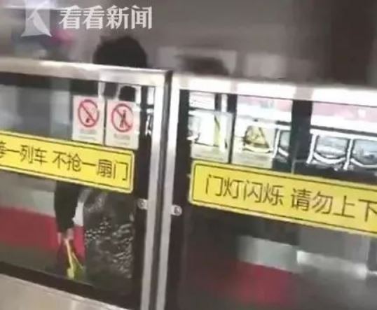 一名上海乘客因為搶快上車，被夾在月台閘門和地鐵列車之間動彈不得。（圖擷取自看看新聞）