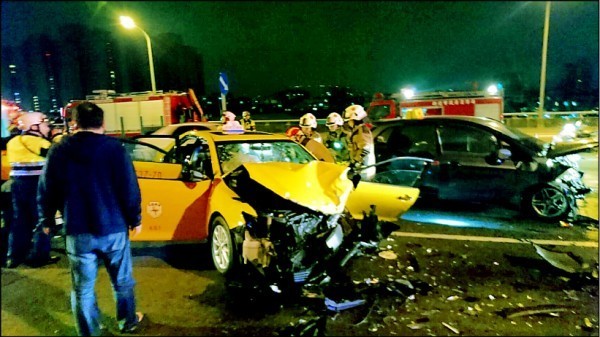 計程車遭林男駕駛的轎車逆向撞上，計程車上的吳男到院不治。（記者吳仁捷翻攝）