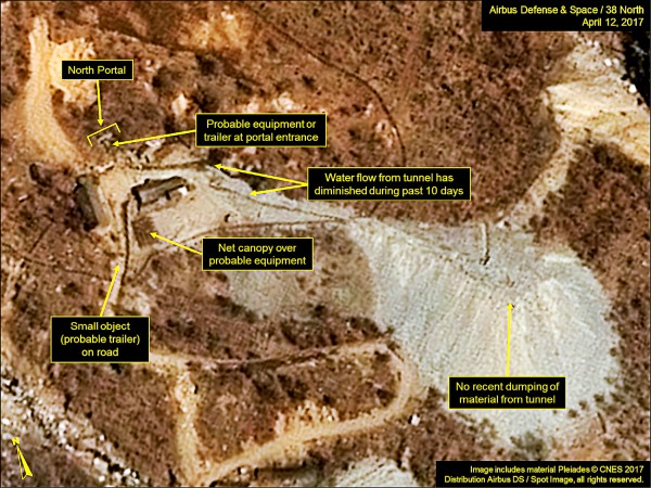 從法國國家太空研究中心（ＣＮＥＳ）、空中巴士防衛暨太空公司（Airbus Defense - Space）和「北緯三十八度」（38 North）網站取得的衛星照片（拍攝日期為二○一七年四月十二日）顯示，北韓咸鏡北道吉州郡豐溪里核試場的北大門處（左上方），停有若干載具或拖車，研判似正為核試做準備。果然約五個月後，北韓就進行第六次核試，試爆一枚威力強大的氫彈。（法新社檔案照）
