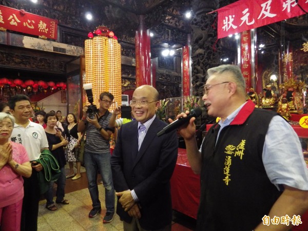 蘇貞昌（左）今天早上到蘆洲湧蓮寺、文武大眾爺廟和保和宮參拜，右為湧蓮寺主委陳宏昌。（記者陳心瑜攝）