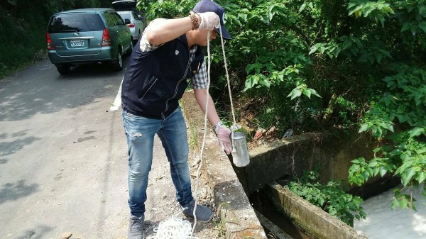 桃園市環境保護局稽查人員採樣檢測。（桃園市環境保護局提供）