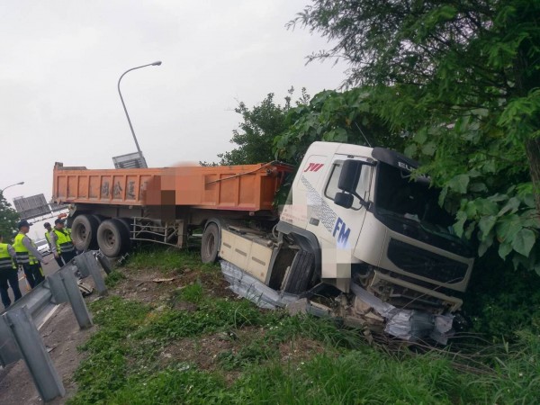 國道3號南下大溪出口路段，砂石車入衝入邊坡「卡」車了。（記者李容萍翻攝）（記者李容萍攝）