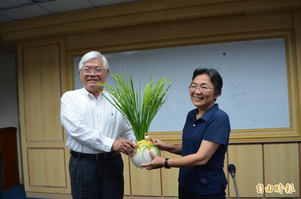 林慧如今天辭農業處長，準備投入斗六市長選戰；縣長李進勇送上一盆稻穗以示鼓勵與支持。（記者詹士弘攝）