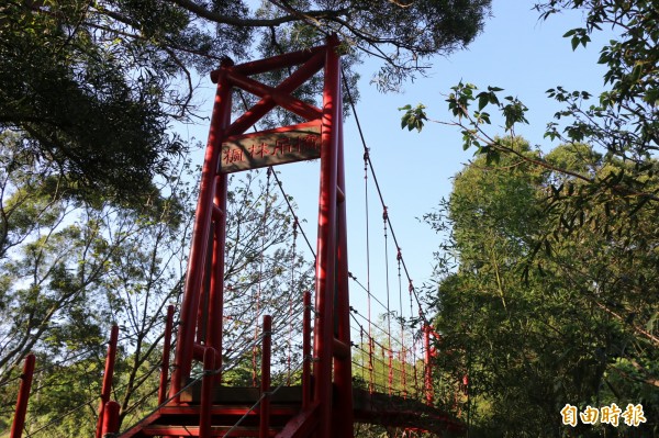 後花園楓林吊橋是熱門拍照景點，但附近卻遭人傾倒垃圾，破壞環境。（記者鄭名翔攝）