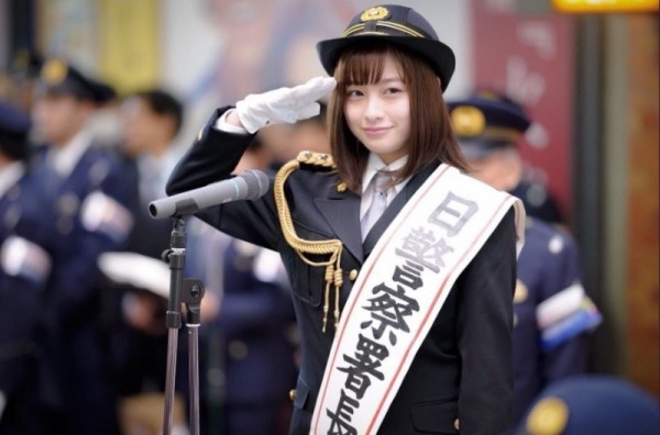 日本一名女警竟愛上黑道份子。圖為日本女星橋本環奈穿警裝。（圖翻攝自橋本環奈推特）