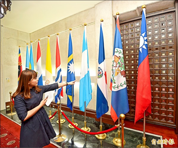 多明尼加昨宣布與中華人民共和國建立外交關係，外交部舉行緊急記者會，宣布即日起與多明尼加斷交，全面停止援助計畫，並撤離大使館；圖右三為多明尼加國旗。（記者方賓照攝）