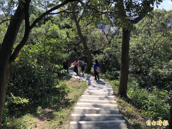 市府原先預計在五酒桶山興闢公園及無障礙步道，引發護樹團體抗議，最後暫停。（記者陳昀攝）