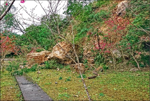 花蓮地震後不久，國福社區佐倉步道旁山坡出現土石崩落。（花蓮林管處提供）