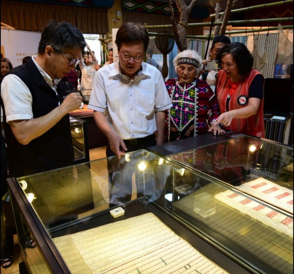 宜蘭縣代理縣長陳金德（左2），今天出席特展開幕式。（圖由宜蘭縣史館提供）
