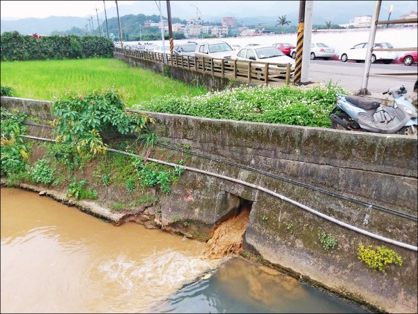 新北市金山地區市地重劃案Ｃ單元因廠商施工疏失，泥水溢流至金包里溪，造成溪水混濁。
（地政局提供）