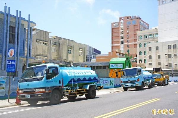 澎湖爆民生用水危機，水公司3台運水車來回送水。（記者劉禹慶攝）