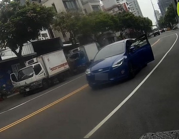 呂男把車停在路中央，而且還是逆向。（記者張瑞楨翻攝）