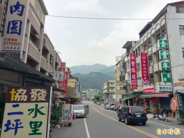 水里鬧區民生路店家、商店聚集，卻傳出有路倒妹事件，引發民眾討論。（記者劉濱銓攝）