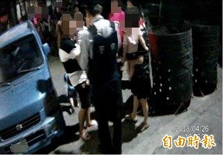 布袋警方在車內找到小女孩。（記者林宜樟翻攝）