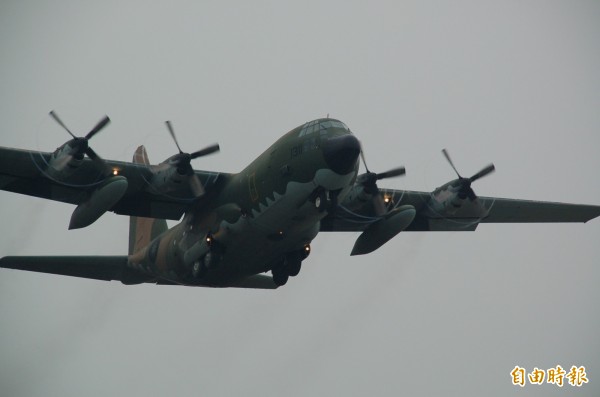 南部旱象吃緊，空軍第六聯隊今天下午出動2架次C-130H型運輸機。（記者李立法攝）