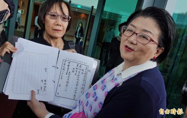 婦聯會主委雷倩出示文件,證明婦聯會非國民黨附隨組織。(記者劉信德攝) 婦聯會主委雷倩出示文件,證明婦聯會非國民黨附隨組織。(記者劉信德攝)