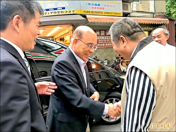 民進黨新北市長參選人蘇貞昌昨受邀與新北市雲林同鄉會幹部會面，左為理事長林進忠。（記者陳心瑜攝）