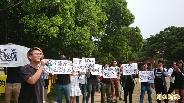 成大學生抗議黃絲帶正當性。（記者洪瑞琴攝）