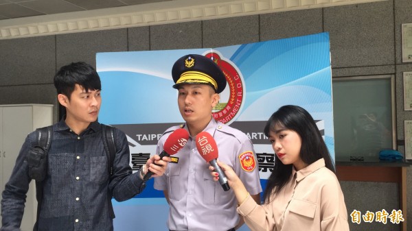 台北市警大同分局民族路派出所所長黃冠希說明。（記者陳恩惠攝）