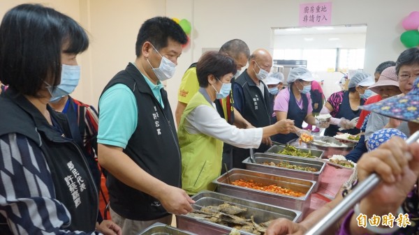 麥寮老人共餐食堂提供滿滿溫馨又健康熱食。（記者林國賢攝）