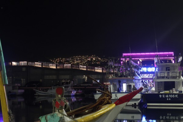 深澳漁港可欣賞點點漁火、海天步道及九份山城美麗夜景。（新北市政府提供）