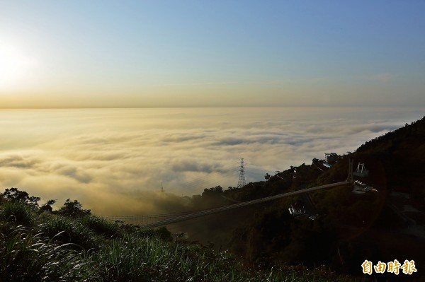 壯闊的太平雲梯雲海景致，觀景點就位在雲梯後方「雲之南道步道」上。（記者李惠洲攝）