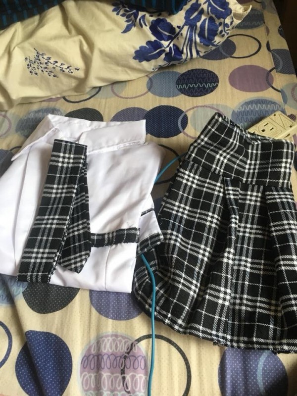 男網友在衣櫃發現一套情趣制服，以為是女友要給他的驚喜。（圖擷自臉書「爆廢公社」）
