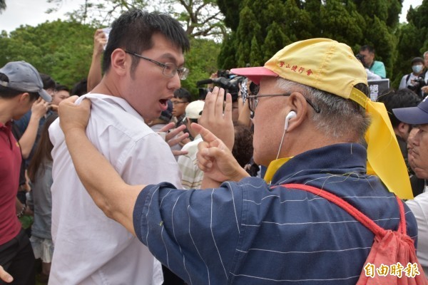反管的台大潘姓學生（白衣男）遭挺管民眾抓住衣領，雙方發生衝突。（記者吳柏軒攝）