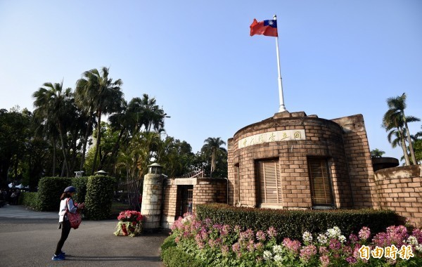 台灣挺管與拔管的爭議延燒到海外。大華府暨巴城台大校友會副會長張冀華等台大校友預定4日上午到台北駐美代表處遞交連署書給台北駐美代表高碩泰，抗議政治力介入台大。圖為台灣大學外觀。（資料照）