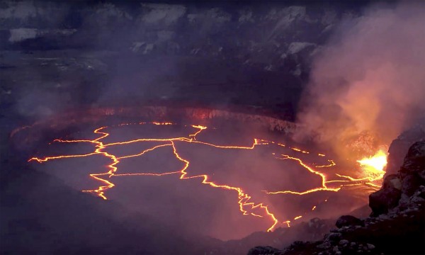 位於夏威夷的奇勞亞火山近日測得上百次地震，恐隨時噴發。（美聯社）