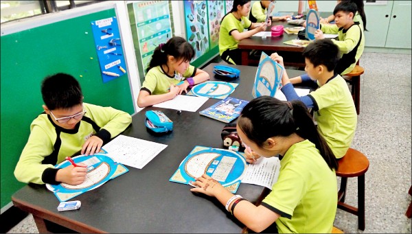 雙園國小規劃星座盤操作進行評量，讓學生根據題目操作星座盤找答案。
（台北市教育局提供）