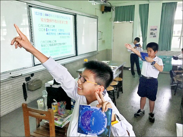 國語實小的學生根據老師出的情境題，利用星座盤模擬指出北極星所在的位置。（台北市教育局提供）