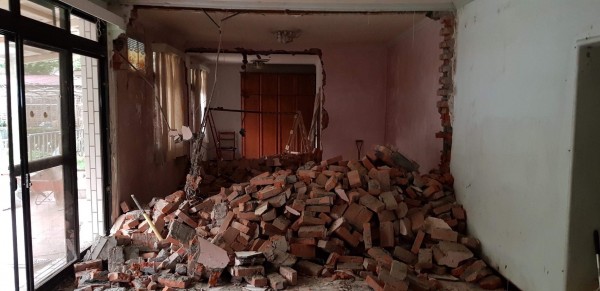 4月底明德國中校方顧工去拆宿舍，推倒多片紅磚牆，被支持保留的文史人士制止。（民眾提供）