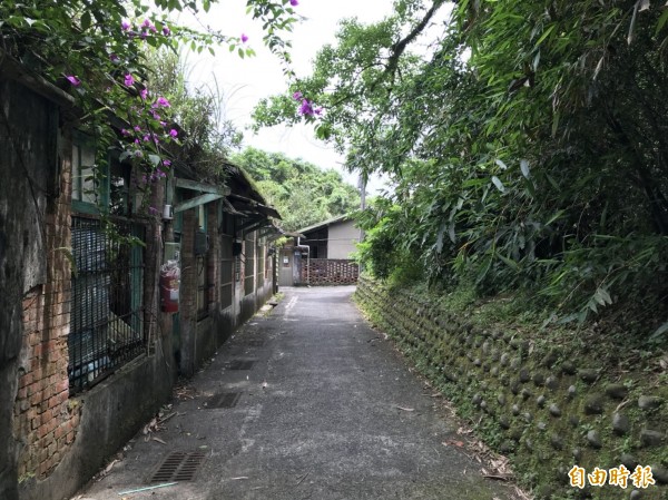 基隆在地文史人士認為，明德國中宿舍群有豐富人文歷史與環境教育資源，應完整保留。（記者林欣漢攝）