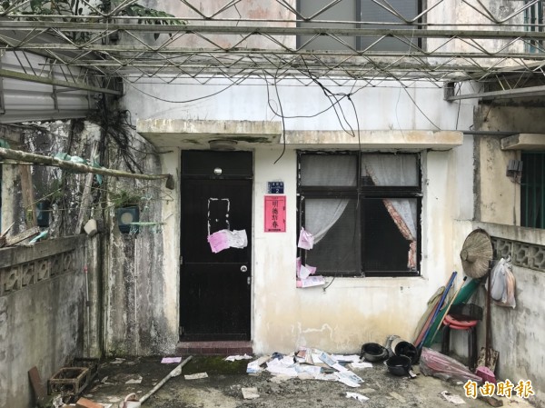 明德國中宿舍群僅剩個位數退休教師或眷屬居住，屋舍頹圮、蚊蚋叢生。（記者林欣漢攝）