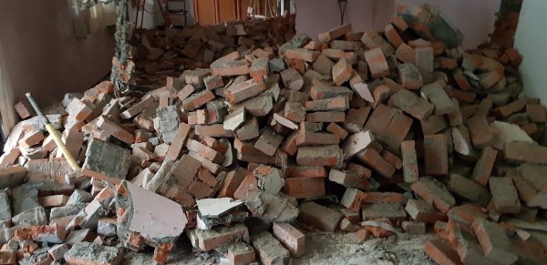 4月底明德國中校方顧工去拆宿舍，推倒多片紅磚牆，被支持保留的文史人士制止。（民眾提供）