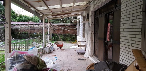 4月底明德國中校方顧工去拆宿舍，被支持保留的文史人士制止。（民眾提供）